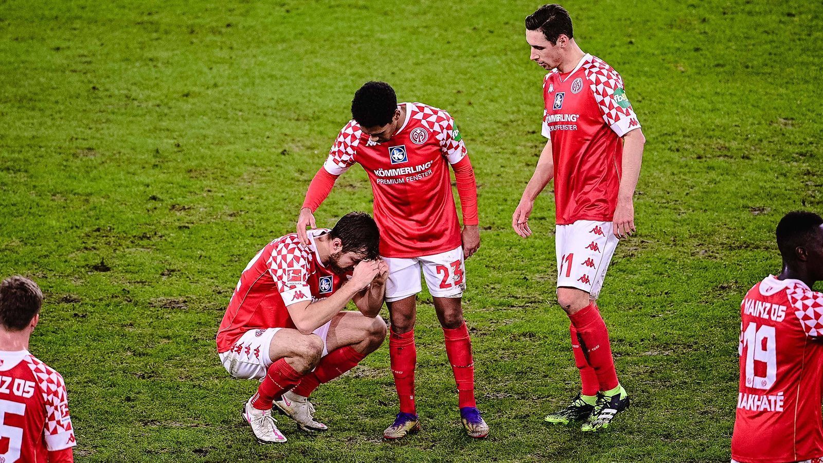 
                <strong>Platz 5 (geteilt): 1. FSV Mainz 05 </strong><br>
                &#x2022; Saison 2020/21 - <br>&#x2022; 7 Punkte aus 17 Spielen - 15:36 Tordifferenz - <br>&#x2022; 12. Platz am Saisonende (Klassenerhalt)<br>
              