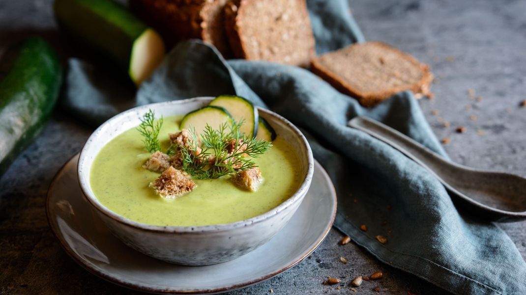 Zusammen mit Brokkoli eignet sich Zucchini super für eine leichte Herbstsuppe.