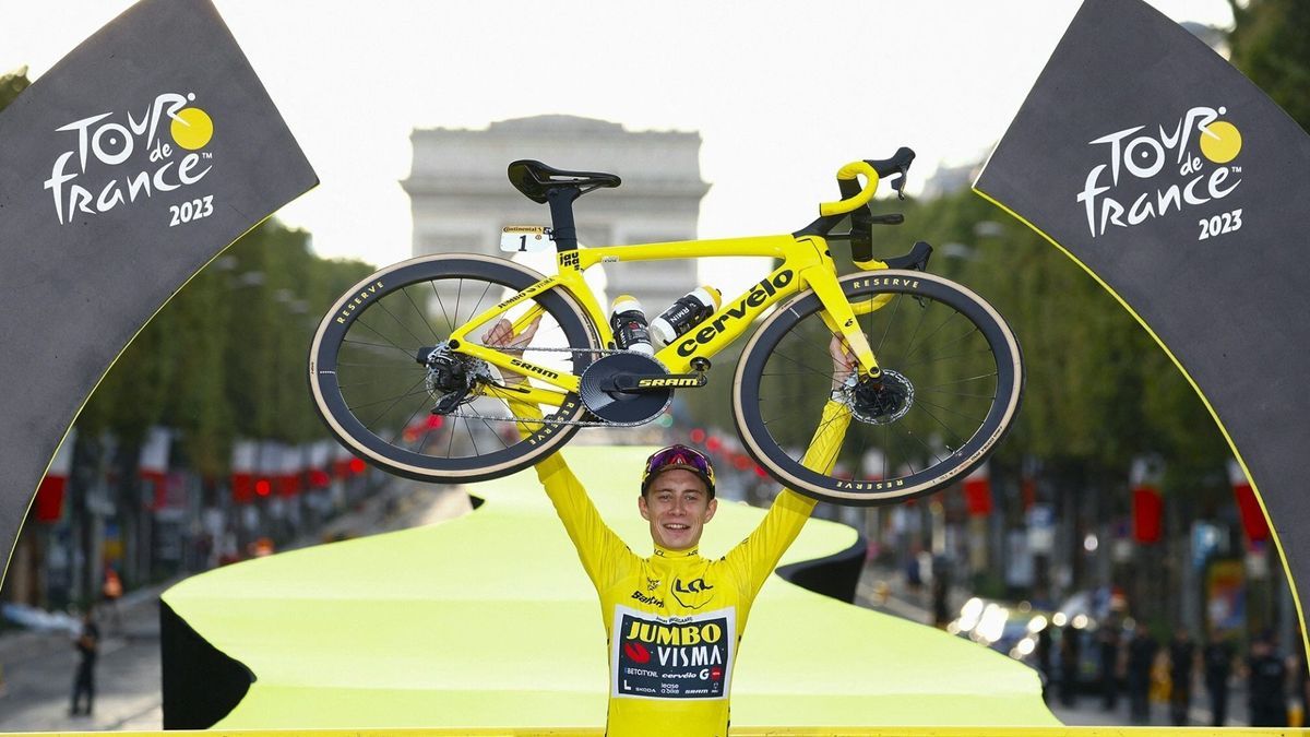 Tour-Champion Jonas Vingegaard feiert in Paris