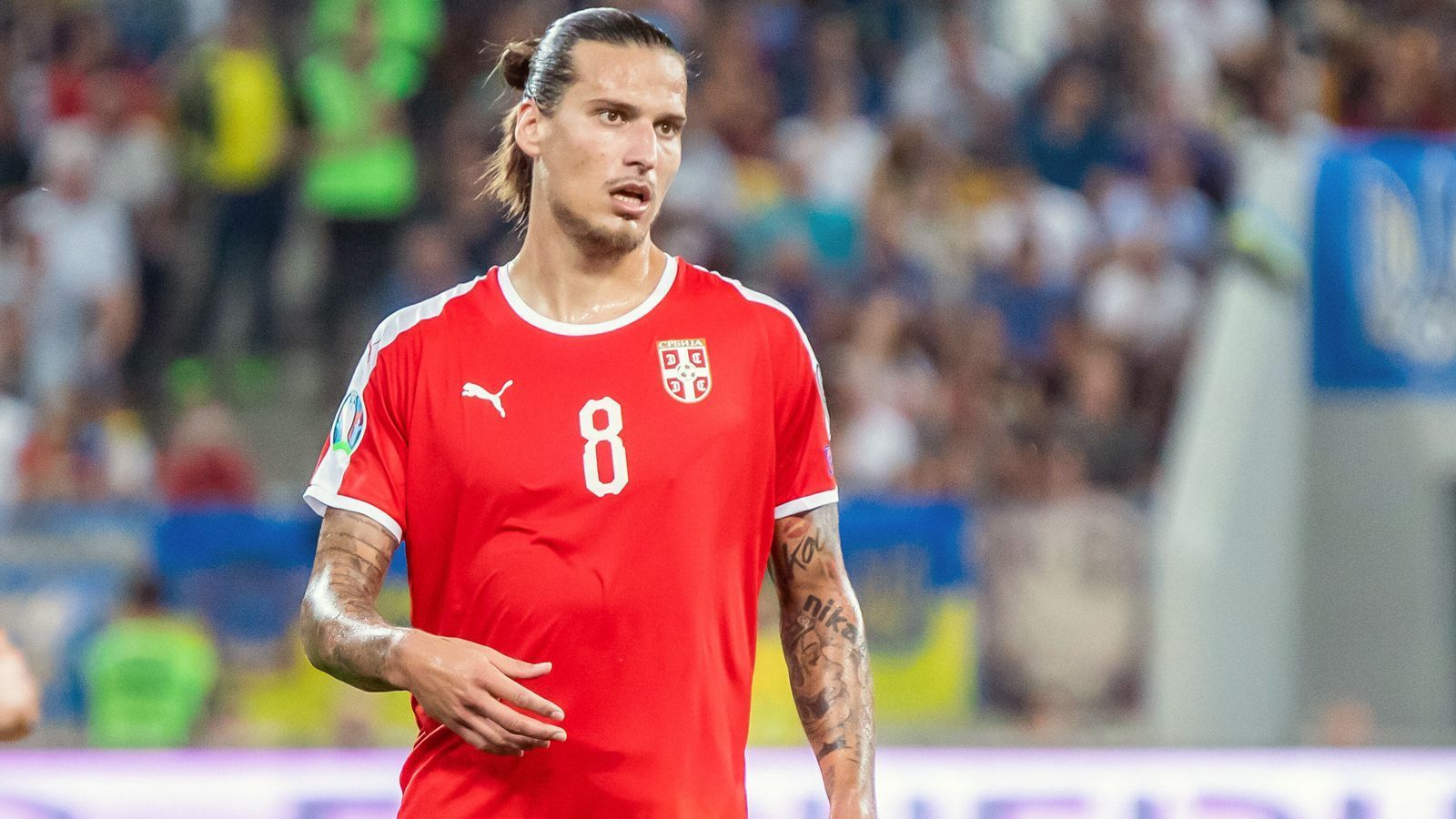 
                <strong>Aleksandar Prijovic</strong><br>
                Wir bleiben in Belgrad, wo neben Jovic auch noch Angreifer und Nationalspieler Aleksandar Prijovic als Corona-Sünder auffällig wurde. Der Profi vom saudi-arabischen Klub Al-Ittihad Dschidda feierte in einem Belgrader Hotel mit 20 weiteren Personen und missachtete damit das Versammlungsverbot zu dieser Zeit in Serbiens Hauptstadt. Der 30-Jährige wurde nach seinem Fehlverhalten zu drei Monaten Hausarrest verurteilt. Laut übereinstimmenden Medienberichten könnten auf Prijovic' Fehlverhalten noch weitere Konsequenzen folgen. Dadurch, dass der 1,91 Meter große Fußballer in nächster Zeit Serbien nicht verlassen darf, kann er vorerst nicht zu seinem Klub zurückkehren. Somit droht ihm die Vertragsauflösung durch die Saudis, die ihm bislang angeblich ein Jahresgehalt von 5,5 Millionen Euro bezahlten.
              