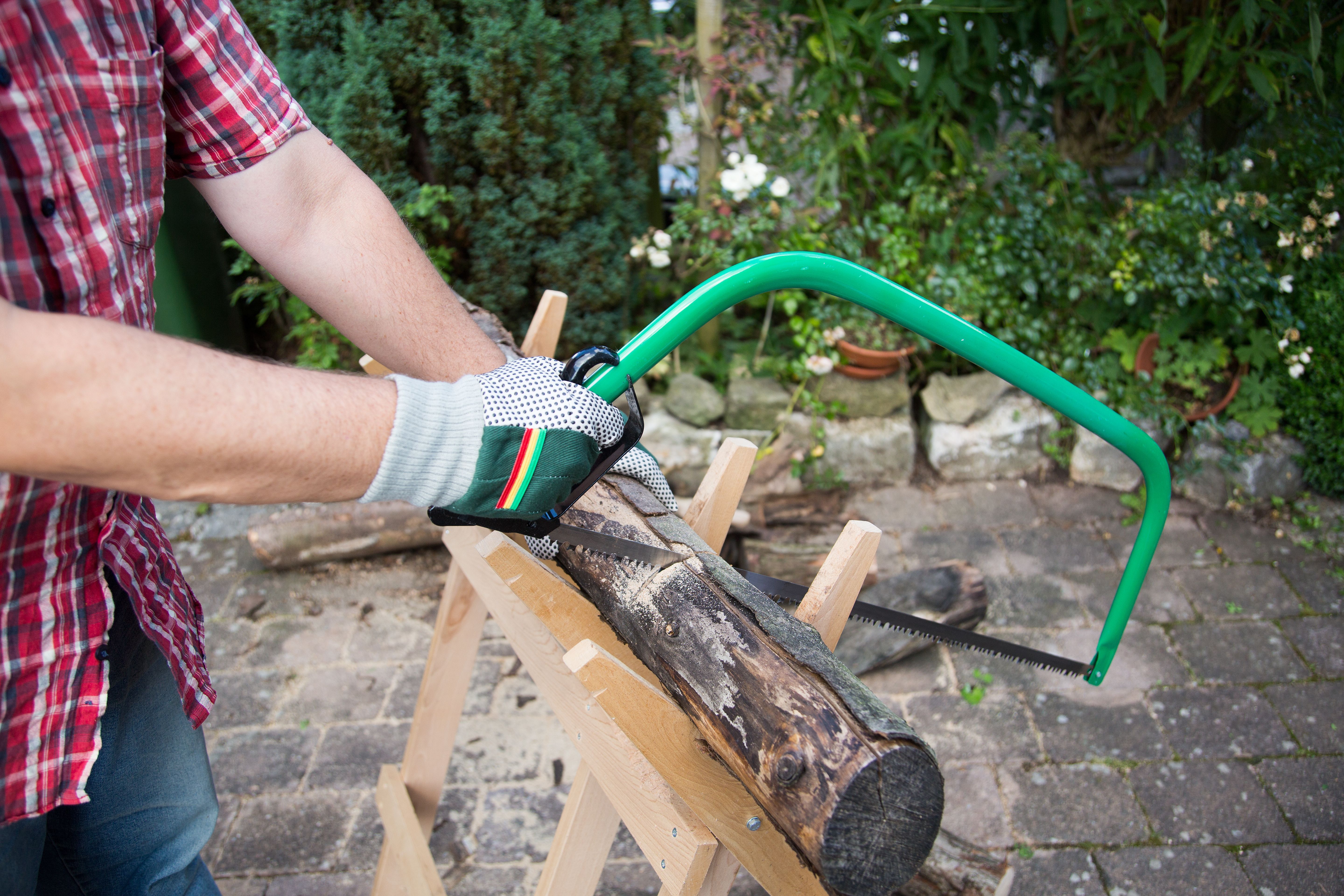 Die Handbügelsäge zeichnet sich durch ihren U-förmigen Griff aus. Sie wird vor allem im Garten für kleine Äste und Laub verwendet.