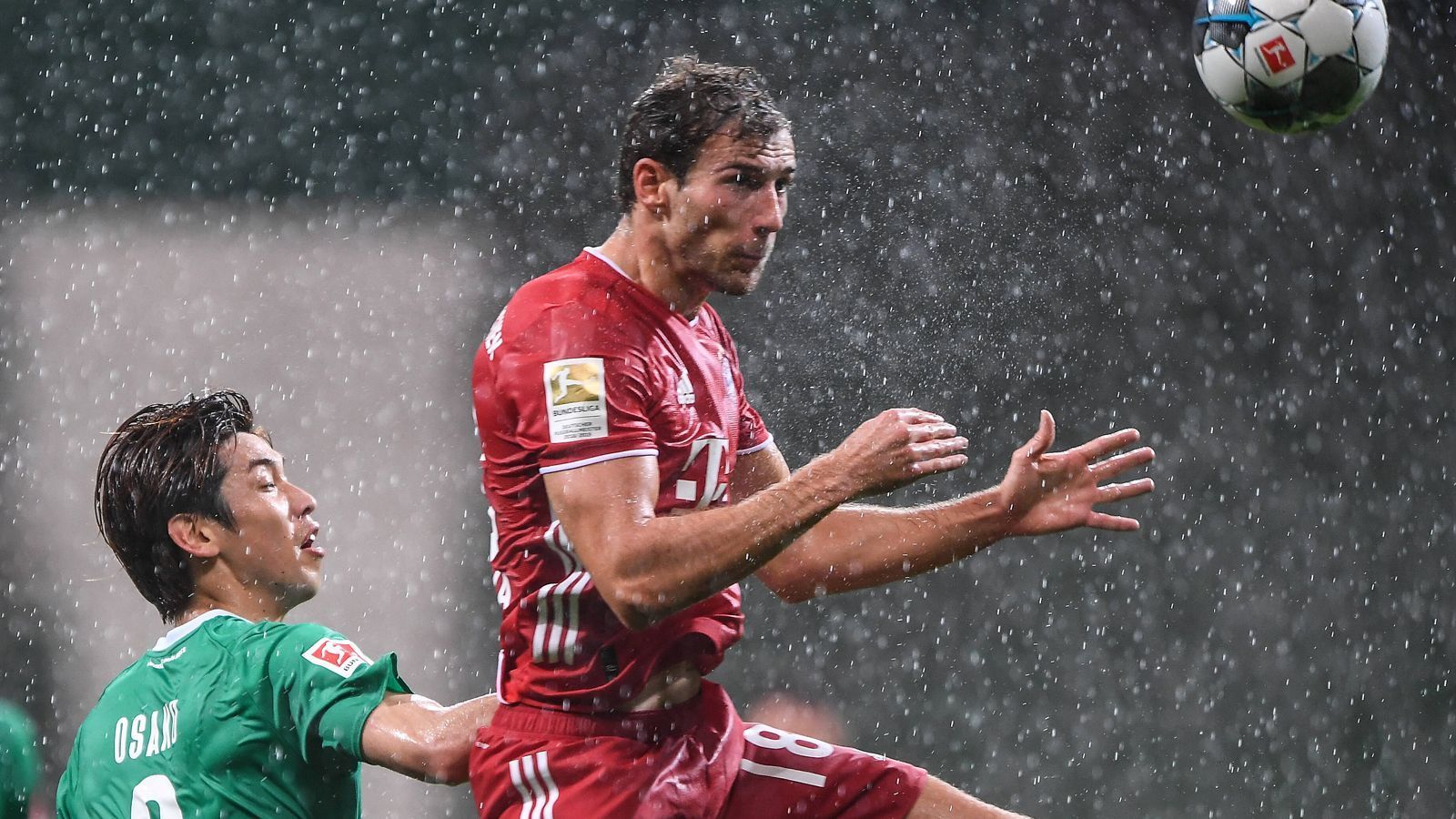 
                <strong>Leon Goretzka</strong><br>
                Ein neuer Sheriff ist in der Stadt. Sein Name: Leon Goretzka. Vor allem nach der Corona-Pause entwickelte sich der 25-Jährige Box-to-box-Spieler zum Antreiber im Münchner Mittelfeld. Zum einen, klar, wegen Thiagos Verletzung. Zum anderen aber - und vor allem - wegen seiner neuen Fitness. Dank deutlich aufgepumpter Muckis kann es Goretzka körperlich nun mit jeder Maschine des Weltfußballs aufnehmen. Spielerisch und in Sachen Torgefahr war er auch davor schon eine Waffe. Ein Secher (bzw. halbabkippender Achter, auf Neudeutsch), wie ihn sich jeder Trainer wünscht.
              