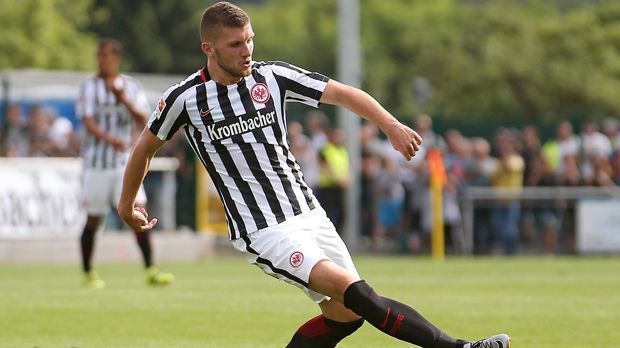 
                <strong>Ante Rebic (Eintracht Frankfurt/Florenz)</strong><br>
                Ante Rebic (Eintracht Frankfurt/Florenz): Und noch ein Leihspieler fand den Weg in die Main-Metropole. Rebic wurde - wohl auf ausdrücklichen Wunsch von Eintracht-Coach Niko Kovac - von Florenz ausgeliehen. Die beiden haben eine gemeinsame Vorgeschichte bei der kroatischen Nationalmannschaft. Kovac nominierte den Stürmer schon 2014 für den WM-Kader und setzte ihn in Brasilien in allen drei Vorrunden-Spielen ein. In Deutschland ist Rebic kein Unbekannter. Der 22-Jährige war in der Saison 2014/15 an den damaligen Zweitligisten RB Leipzig ausgeliehen (elf Spiele, null Tore).
              