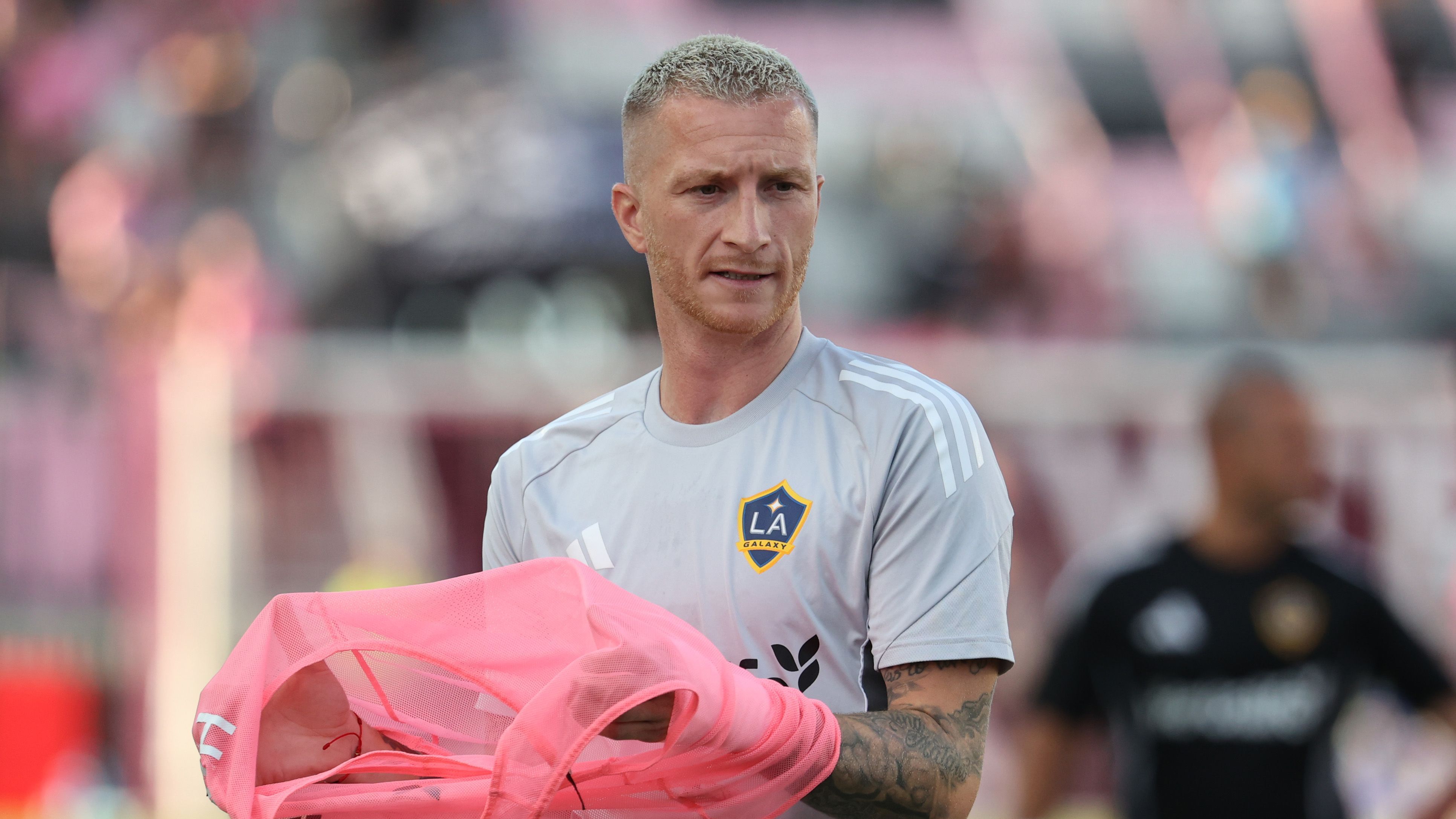 <strong>Zahlreiche ehemalige Bundesliga-Stars in der MLS</strong><br>Neben Thomas Müller finden sich zahlreiche weitere frühere Bundesliga-Akteure mittlerweile im Spielbetrieb der MLS wieder. Darunter zum Beispiel Müllers Ex-Teamkollege beim FC Bayern, Eric-Maxim Choupo-Moting, der bei den New York Red Bulls aktuell 3.530.667 US-Dollar verdient. Oder der frühere BVB-Keeper Roman Bürki, dem St. Louis City SC 1.707.469 US-Dollar bezahlt. Marco Reus kassiert bei LA Galaxy 1.136.667 US-Dollar.