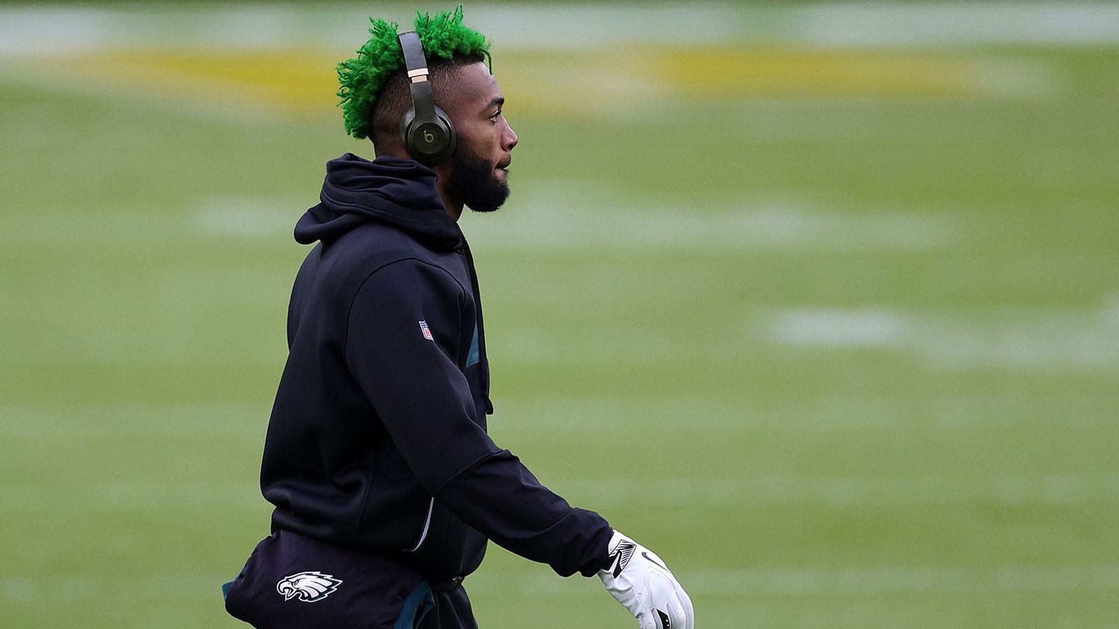 
                <strong>Jalen Mills (Safety)</strong><br>
                Der Mann mit den grünen Haaren geht in der nächsten Saison für die Defense der Patriots aufs Feld, nachdem er seine fünf NFL-Saisons bisher alle bei den Philadelphia Eagles verbrachte. Dort spielte er in der vergangenen Saison als Safety, die Jahre zuvor als Cornerback. Seine Stats aus der vergangenen Spielzeit sind aber durchaus vorzeigbar: eine Interception, 1,5 Sacks, 74 Tackles mit fünf Quarterback-Hits. Eine weitere Waffe für Belichick. Und auch diese kostet: Vertrag über vier Jahre mit insgesamt 26 Millionen Dollar Volumen - davon neun Millionen garantiert.
              