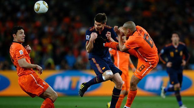
                <strong>Nigel De Jong vs Xabi Alonso</strong><br>
                Bei der WM 2010 setzte der Niederländer Nigel de Jong im Finale gegen Spanien zum Kung Fu Tritt gegen Xabi Alonso an. Schiedsrichter Howard Webb zeigte de Jong nur Gelb und bekam dafür Kritik von einem befreundeten Polizisten. Der sagte: "Howard, das war keine rote Karte, das war eine Straftat, für die er hinter Gitter gehört."
              