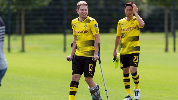 
                <strong>Raphael Guerreiro (Borussia Dortmund)</strong><br>
                Nach einer Fuß-OP, die Mitte Juli 2017 stattfand, wird Dortmunds Portugiese Raphael Guerreiro der Borussia wohl noch mehrere Monate lang fehlen. Der 23-Jährige zog sich die Knöchelverletzung, die zum späteren Eingriff führte, während des Confed Cups in Russland zu. Der Bundesligist rechnet mit einer voraussichtlichen Pause von drei bis vier Monaten. Somit dürfte Linksfuß Guerreiro noch im Laufe des Herbstes sein Comeback geben.
              