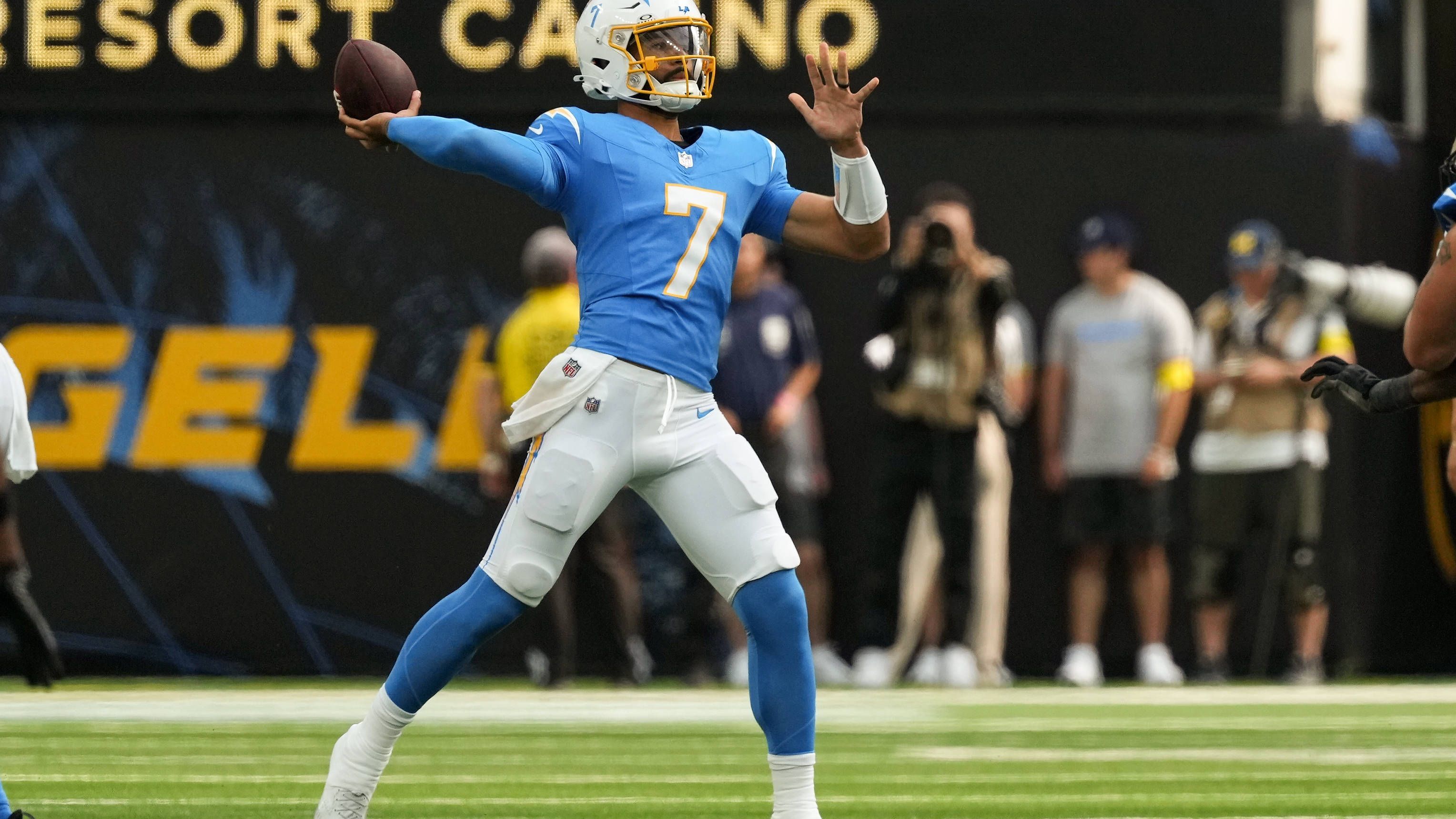 <strong>DJ Uiagalelei (Los Angeles Chargers)</strong><br>In seinem enttäuschenden letzten College-Jahr bei Florida State fiel DJ Uiagalelei von einem gehandelten Top-Pick zum Undrafted Rookie. Aber seine Chance bei den Chargers nutzte er insbesondere im dritten Preseason-Spiel, in dem er zwei Touchdown-Pässe warf (aber auch eine Interception verursachte). Insgesamt kam er in der Preseason auf 19 von 35 Pässe für 244 Yards.