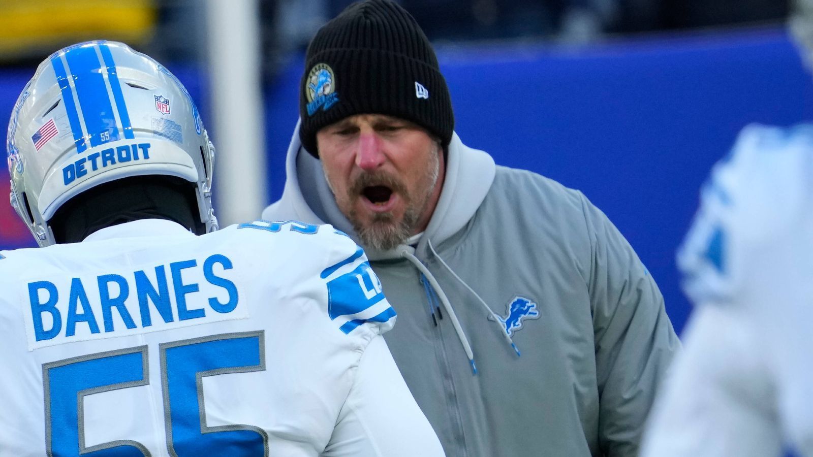 
                <strong>Gewinner: Dan Campbell (Detroit Lions)</strong><br>
                Seine Kritiker zum Schweigen gebracht hat auch Dan Campbell von den Detroit Lions. Der Head Coach begeisterte in seinen ersten Jahren mit seiner Emotionalität, glänzte aber nicht wirklich mit Siegen. Nun jedoch steht die Franchise nach einem überzeugenden 31:18 bei den New York Giants bei vier Siegen aus zehn Spielen und damit schon genau so vielen, wie im vergangenen Jahr. Dabei hat Campbell seine löchrige Defense geflickt und seine Offense wieder ins Rollen gebracht. Die Belohnung: Platz zwei in der NFC North vor den ungeliebten Green Bay Packers.
              