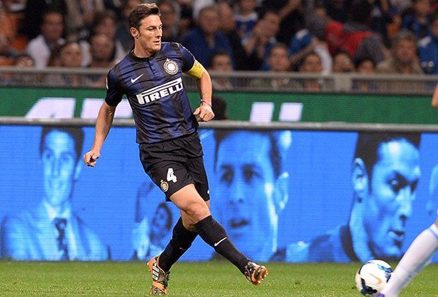
                <strong>Javier Zanetti</strong><br>
                Rekordnationalspieler Argentiniens und die meisten Spiele für Inter Mailand. Javier Zanetti ist längst eine lebende Legende. Nach vielen Verletzungen musste er die Schuhe dennoch an den Nagel hängen.
              