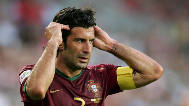 
                <strong>Luis Figo (Mittelfeld)</strong><br>
                Auch wenn er kein aktiver Spieler mehr ist, darf Luis Figo bei den großen Spielern von Sporting Lissabon nicht fehlen. 2001 wurde der Mittelfeldspieler Weltfußballer, 2004 führte er Portugal ins EM-Finale im eigenen Land. Mit Sporting feierte Figo 1995 den Pokalsieg. 
              