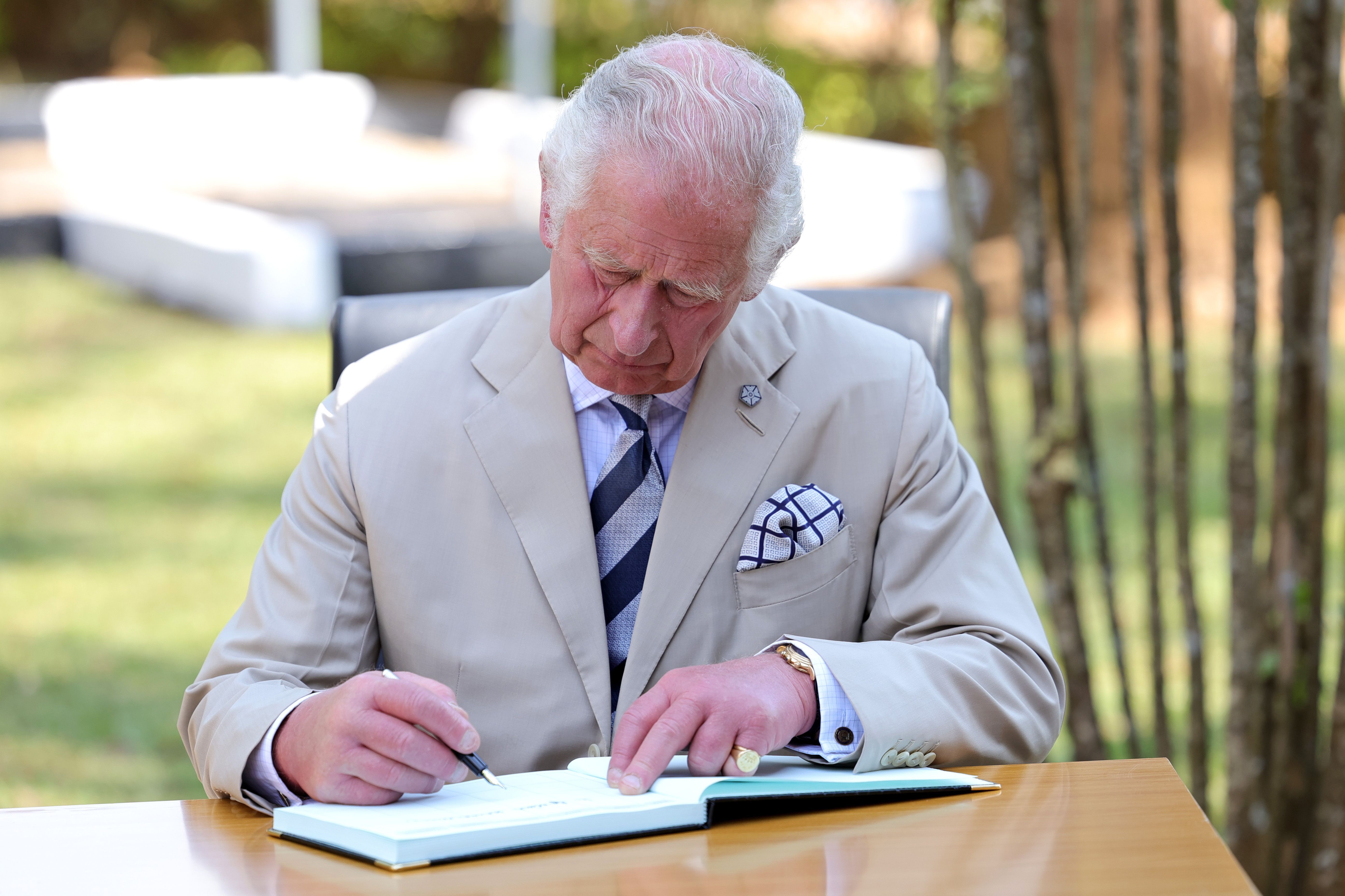 Damals noch unter dem Titel Prinz of Wales schreibt Charles bei einem Pressetermin in ein Gästebuch. Hoffentlich hat er sich nicht verschrieben, denn jegliche nicht mehr benötigte Papierkorrespondenz des heutigen Königs wird zu Kompost.