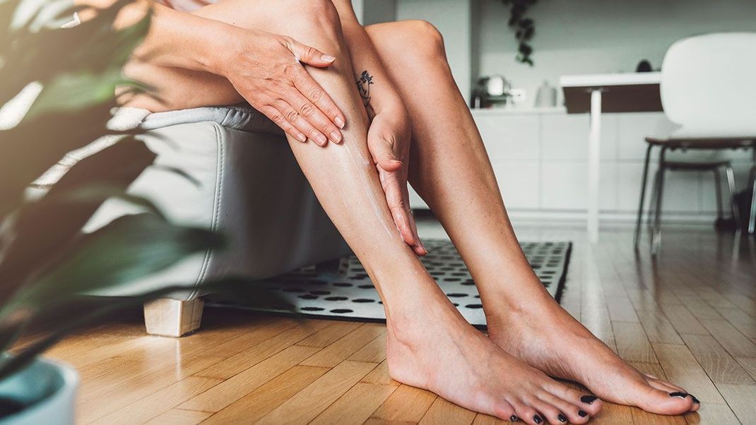 Ein Peeling für eure Beine sorgt für eine wohltuende Massage und hilft abgestorbene Hautschüppchen zu entfernen. Wir haben die Beauty-Hacks für Körperpflege-Routine!