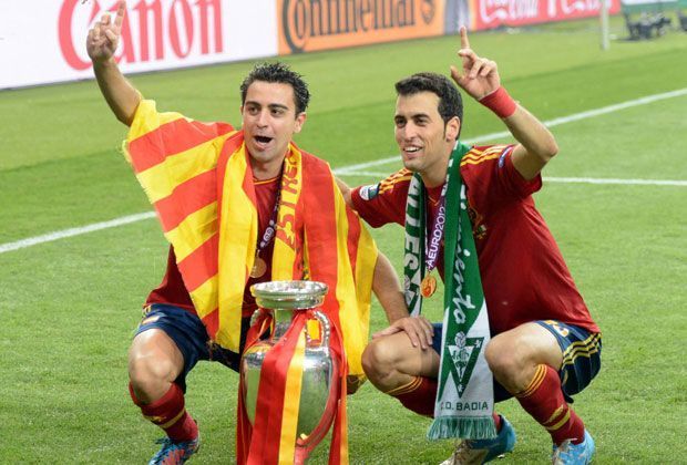 
                <strong>Zweimaliger Sieger der EM</strong><br>
                2008 gewann der Spanier das erste Mal die EM, ehe ihm 2012 mit seinem Land die Titelverteidigung gelang. Bei der EM 2008 wurde Xavi sogar zum besten Spieler des Turniers gewählt.
              