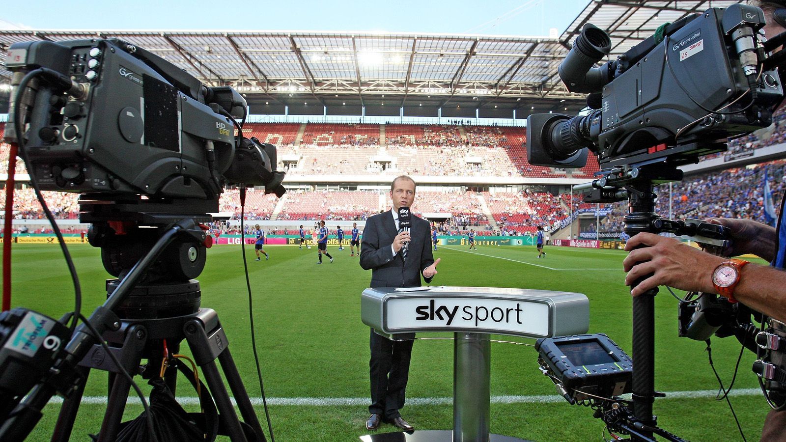 
                <strong>Aus "Premiere" wird "Sky"</strong><br>
                2009 wird aus "Premiere" "Sky". Der Münchner Bezahlsender hält seitdem ununterbrochen die Bundesliga-Live-Rechte. Bis 2013 stagnierten die Kosten für die TV-Rechte. Die DFL kassierte pro Saison rund 412 Millionen Euro. Im Vergleich: In England mussten die übertragenden Sender für drei Jahre 2,18 Milliarden Euro locker machen. 
              