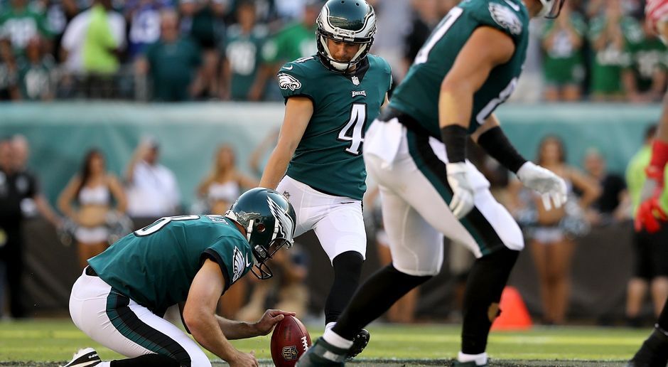 
                <strong>Jake Elliott (Philadelphia Eagles)</strong><br>
                Jake Elliott von den Philadelphia Eagles stellt mit seinem Field Goal aus 61 Yards gegen die New York Giants eine Franchise Rekord auf. Aus so einer weiten Distanz traf noch nie ein Eagles-Kicker zuvor. Zudem vollbringt der Rookie das Kunststück unter extremen Druck. Bei nur einer verbleibenden Sekunde im Spiel und einem Spielstand von 24:24 gelingt Elliott der Kick. Die Eagles gewinnen 27:24 und die Giants stehen damit nach Week 3 mit einer Bilanz von 0-3 da.
              