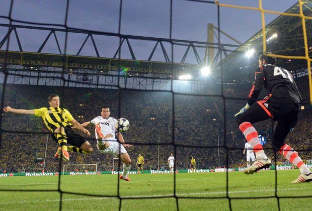 
                <strong>Mai 2013</strong><br>
                Borussia Dortmund schlägt Real Madrid im Hinspiel des Champions-League-Halbfinals 4:1.
              