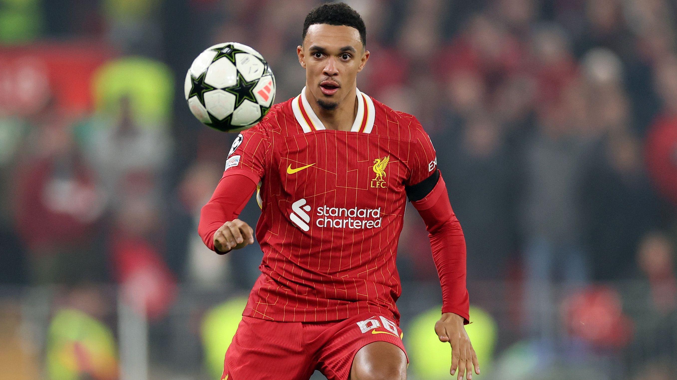 <strong>Trent Alexander-Arnold (FC Liverpool)</strong><br>Da mit Carvajal Reals Stammkraft auf der Rechtsverteidiger-Position längerfristig ausfällt, suchen die Madrilenen auch hier nach Verstärkungen. Dafür soll Liverpools Trent Alexander-Arnold der Top-Kandidat sein.&nbsp;Er könnte zu einem Schnäppchen werden, da der Vertrag des Liverpoolers im Sommer 2025 ausläuft. Laut "Marca" sollen die Gespräche mit Real intensiviert worden sein.