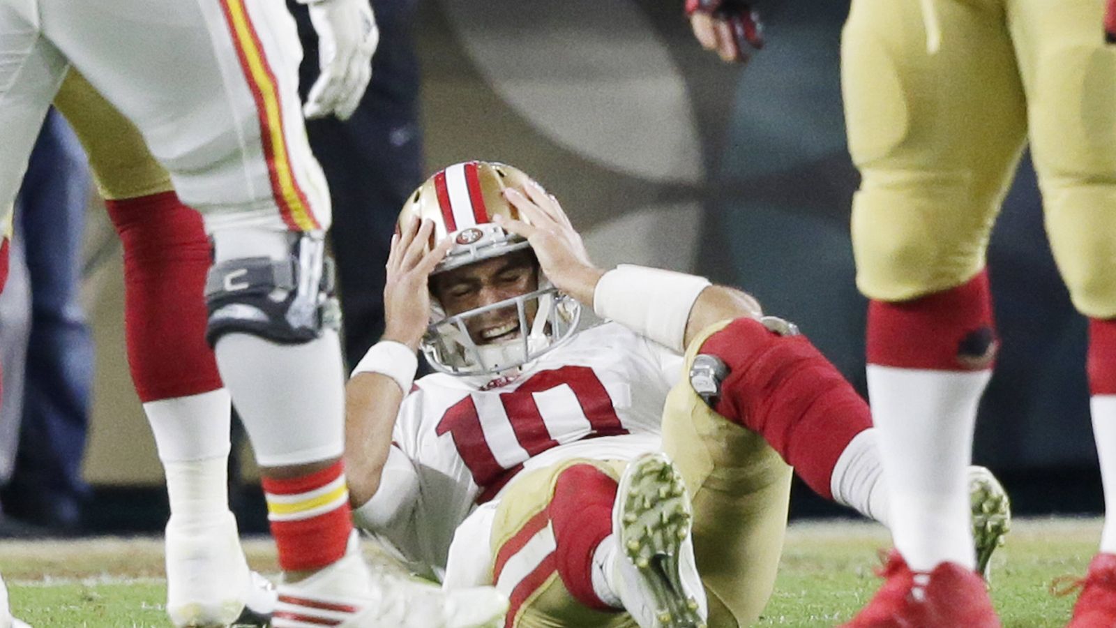 
                <strong>Wie haben die 49ers die Super-Bowl-Niederlage verdaut? </strong><br>
                Und Quarterback Jared Goff zeigte, was ein verlorenes großes Spiel für Auswirkungen haben kann, wenn sich der Spielmacher die Niederlage auch selbst ankreiden muss. Womit wir bei möglichen Parallelen zu Jimmy Garoppolo wären, der bereits im Laufe der starken 49ers-Saison in der Kritik stand, er sei kein Killer, sondern nur ein Game Manager. Die Stimmungen gilt es im Keim zu ersticken.
              