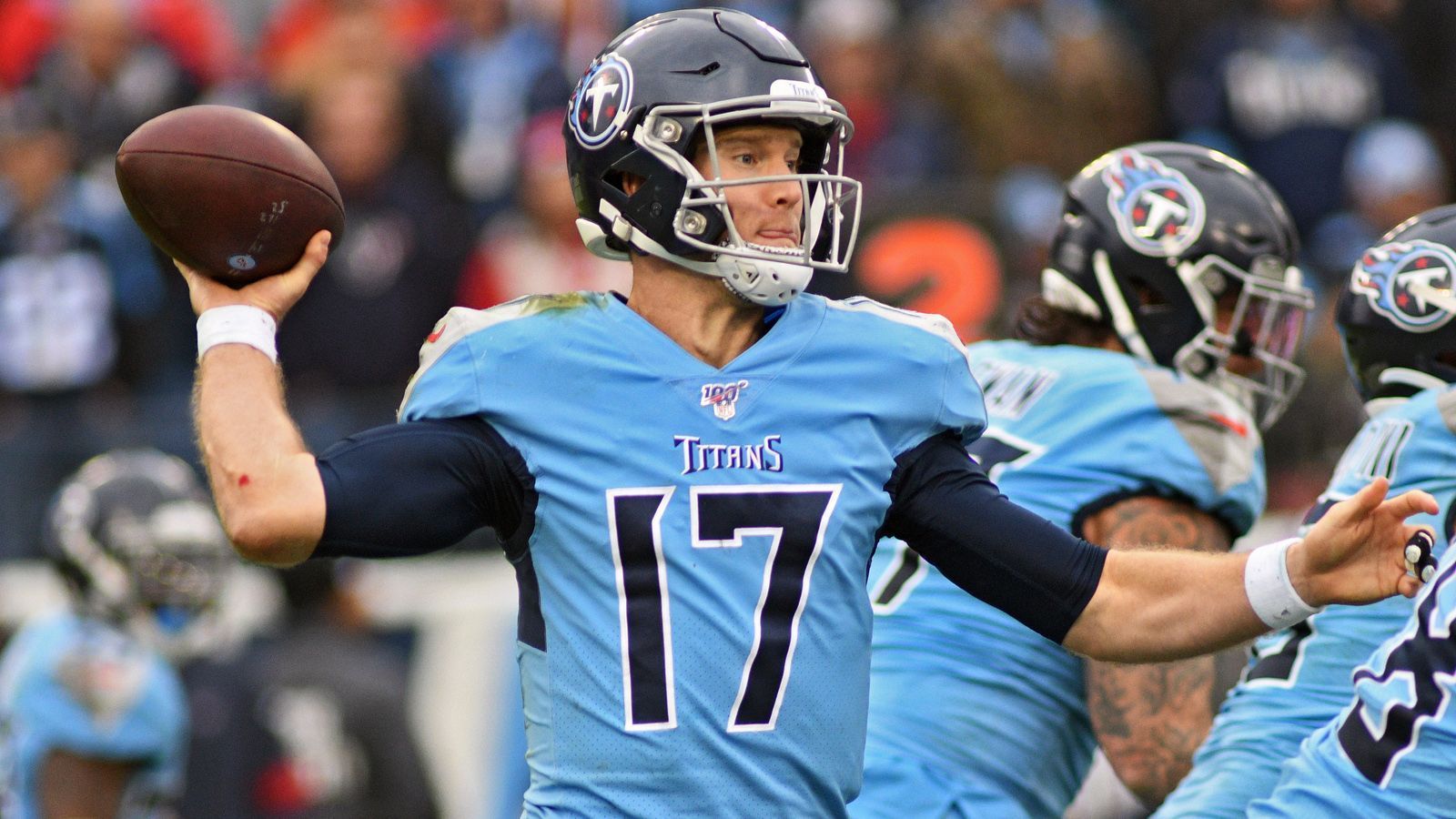 
                <strong>Start: QB Ryan Tannehill (Tennessee Titans)</strong><br>
                In Miami vom Hof gejagt, in Tennessee zum Heilbringer mutiert! Ryan Tannehill zählt zu den großen Gewinnern der Saison 2019 - und zwar nicht nur aus dem Blickwinkel der Titans, sondern auch aus Sicht vieler Fantasy-Spieler. Beeindruckend: Der Quarterback erreichte in den vergangenen drei Spielen immer mindestens drei Touchdowns - entweder nur durch Pässe oder mit Hilfe des Laufspiels. Im Spiel gegen die Houston Texans (Sonntag ab 22:25 Uhr live auf ProSieben MAXX und ran.de) geht es für die Titans noch um den Einzug in die Playoffs. Während die Ravens zum Beispiel ihre Starter schonen, sind die Titans gezwungen, alles zu geben. Und: Die Texans haben den AFC South Titel sicher.
              