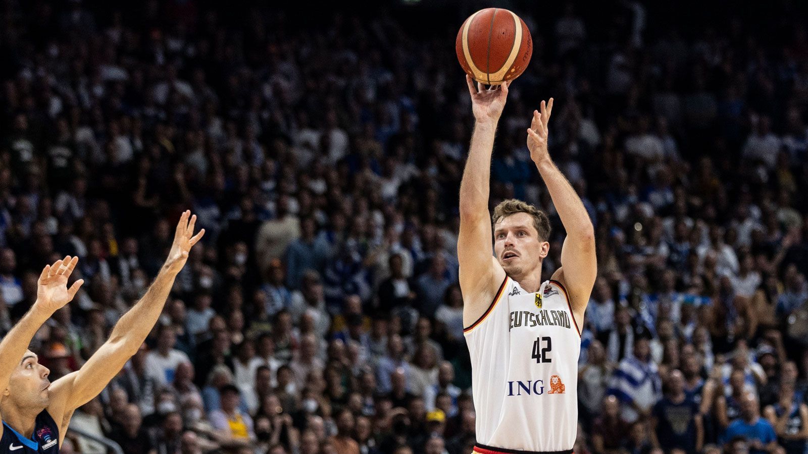 
                <strong>Andreas Obst (FC Bayern München)</strong><br>
                Der Shooting Guard des FC Bayern ist der Distanzspezialist des deutschen Teams, das Catch and Shoot seine Spezialität. Schon 18 Dreier verwandelte Obst bei dieser Europameisterschaft, bei nur 37 Versuchen – eine überragende Quote! Vor allem gegen Griechenland explodierte der 26-Jährige phasenweise, traf am Ende fünf seiner sieben Dreierversuche. Für die Offensive ist Obst daher enorm wichtig, einzig in der Verteidigung kann er zum Schwachpunkt werden. Doch wenn Obst erst einmal heiß läuft, kann er offensiv viele wichtige Punkte von jenseits der Dreierlinie beisteuern. 
              