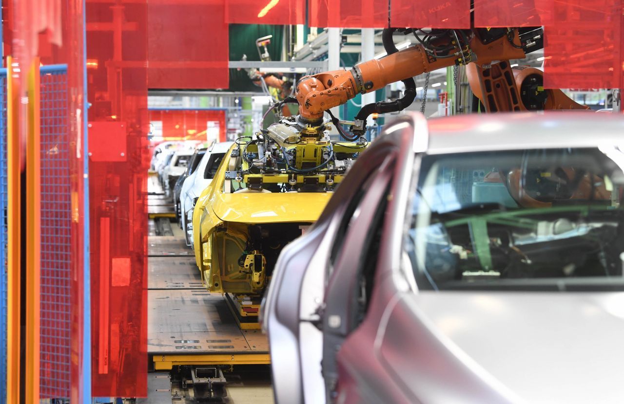 In der Autobranche kommen am häufigsten Industrie-Roboter zum Einsatz. Hier zum Beispiel im Daimler-Werk in Rastatt. In Deutschland kommen auf 10.000 Mitarbeiter 338 Industrie-Roboter.  
