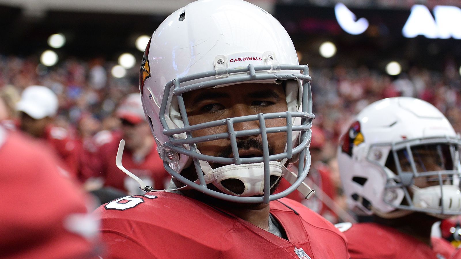 
                <strong>Mike Iupati (Arizona Cardinals)</strong><br>
                Auf der anderen Seite geht es für Cardinals-Guard Mike Iupati um 500.000 Dollar. Er muss am Ende auf 90 Prozent Spielzeit kommen. Im Moment steht er bei 91 Prozent. Fällt er unter 90 Prozent, gibt es 350.000 Dollar.
              