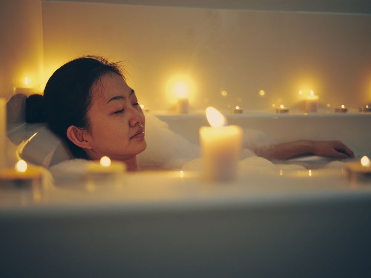 Als Bad: Duftöle atmest du über den Dampf ein. Auch über die Haut gelangen sie in den Körper und entfalten dort ihre Wirkung.