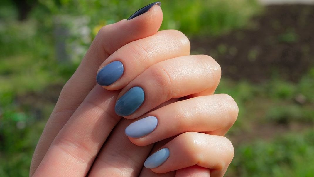 Ein harmonisches Farbenspiel sorgt für Eyecatcher-Momente: Warum ihr diesen Sommer nicht an Two Tone Nails vorbeikommt, lest ihr im Beauty-Artikel.