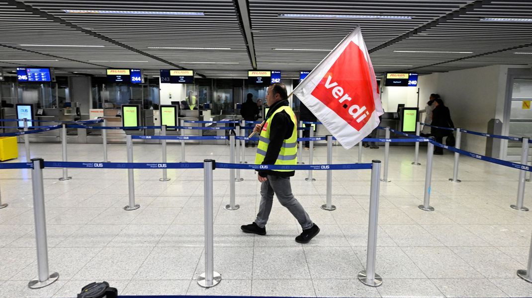 Die Gewerkschaft Verdi hat für Montag (27. Februar) Warnstreiks an den beiden größten Flughäfen in Nordrhein-Westfalen angekündigt. Hintergrund seien die Verhandlungen für die Beschäftigten des öffentlichen Dienstes bei Bund und Kommunen sowie die bundesweiten Verhandlungen für die Beschäftigten der Luftsicherheit.