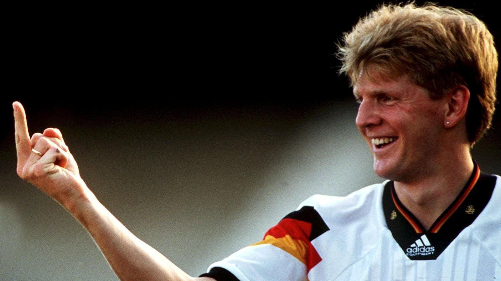
                <strong>Stefan Effenberg</strong><br>
                Unter Fußballern gehört der ausgestreckte Mittelfinger zum Kulturgut. Stefan Effenberg reagierte während der WM 1994 in den Vereinigten Staaten auf den Unmut der Deutschland-Fans mit dieser weltberühmten Geste. Er "durfte" anschließend abreisen.
              
