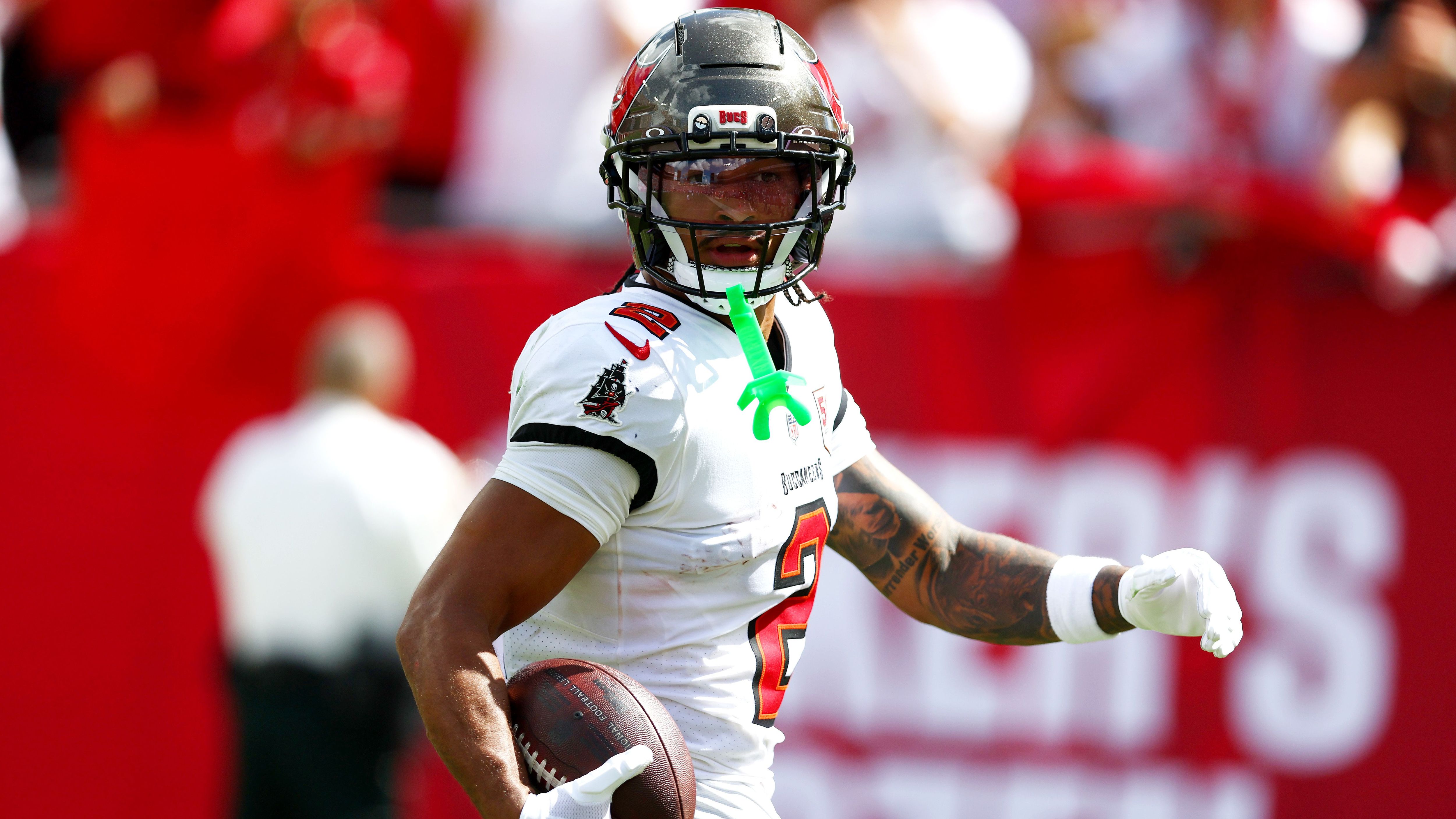 <strong>Rookie of the Month (Offense): Emeka Egbuka (Tampa Bay Buccaneers)</strong><br>Mit 282 Receiving Yards und vier Touchdown-Catches war Egbuka der erfolgreichste Rookie im September 2025. Zudem war er der einzige NFL-Neuling, der im ersten Monat der Saison in drei Spielen einen Touchdown erzielte. Somit ist er der erste Buccaneer seit Jameis Winston im November 2015, der als Offense Rookie des Monats ausgezeichnet wird.