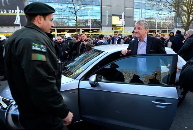 
                <strong>Wat willst Du denn?</strong><br>
                Es geht schon einmal kurios los: Marcel Reif wird auf dem Weg zum Stadion gestoppt. Der Kommentator, der die Partie für Sky begleitete, kommt mit seinem Wagen nicht mehr weiter.
              