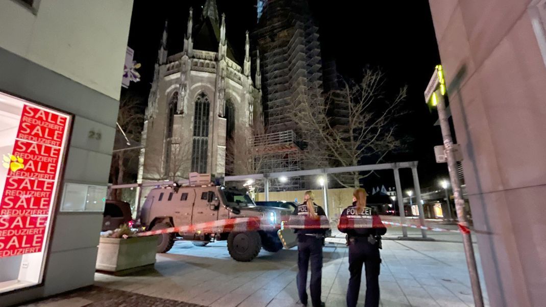 Die Polizei hat wegen eines Einsatzes am Freitagabend Teile des zentralen Münsterplatzes in Ulm gesperrt.