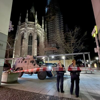 Die Polizei hat wegen eines Einsatzes am Freitagabend Teile des zentralen Münsterplatzes in Ulm gesperrt.