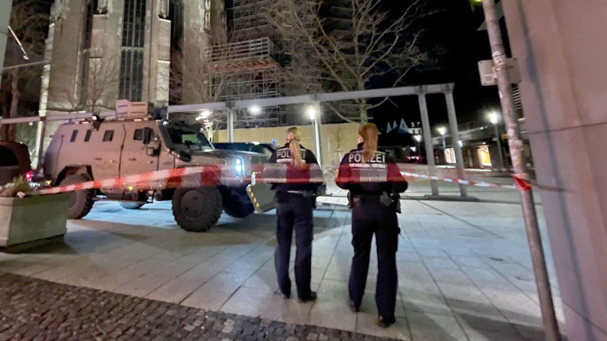Die Polizei hat wegen eines Einsatzes am Freitagabend Teile des zentralen Münsterplatzes in Ulm gesperrt.