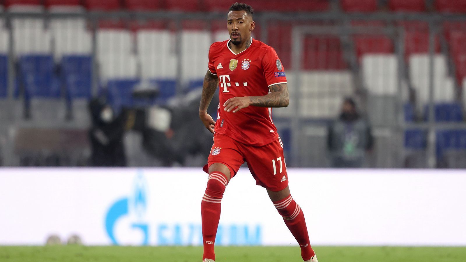 
                <strong>Jerome Boateng</strong><br>
                Unmittelbar vor dem Viertelfinal-Hinspiel in der Champions League gegen Paris St. Germain (2:3) verkündete der FC Bayern den definitiven Abgang von Jerome Boateng im Sommer. Nach zehn Jahren werden sich die Wege trennen, obwohl sich der 32 Jahre alte Innenverteidiger unter Trainer Hansi Flick wieder in die Stammelf spielen konnte. So wirkt der jetzige Abgang doch etwas "unrund", zumal die Bekanntgabe knapp vor einem wichtigen Spiel überrascht. "Alles muss ich nicht beantworten, weil ich es auch nicht möchte. Ich muss da auch ein bisschen schauspielern. Das gehört auch dazu zum Trainerjob", reagierte Trainer Flick vor dem Anpfiff gegen PSG daher verärgert. Salihamidzic sprach hingegen von einer "gemeinsamen Entscheidung". 
              