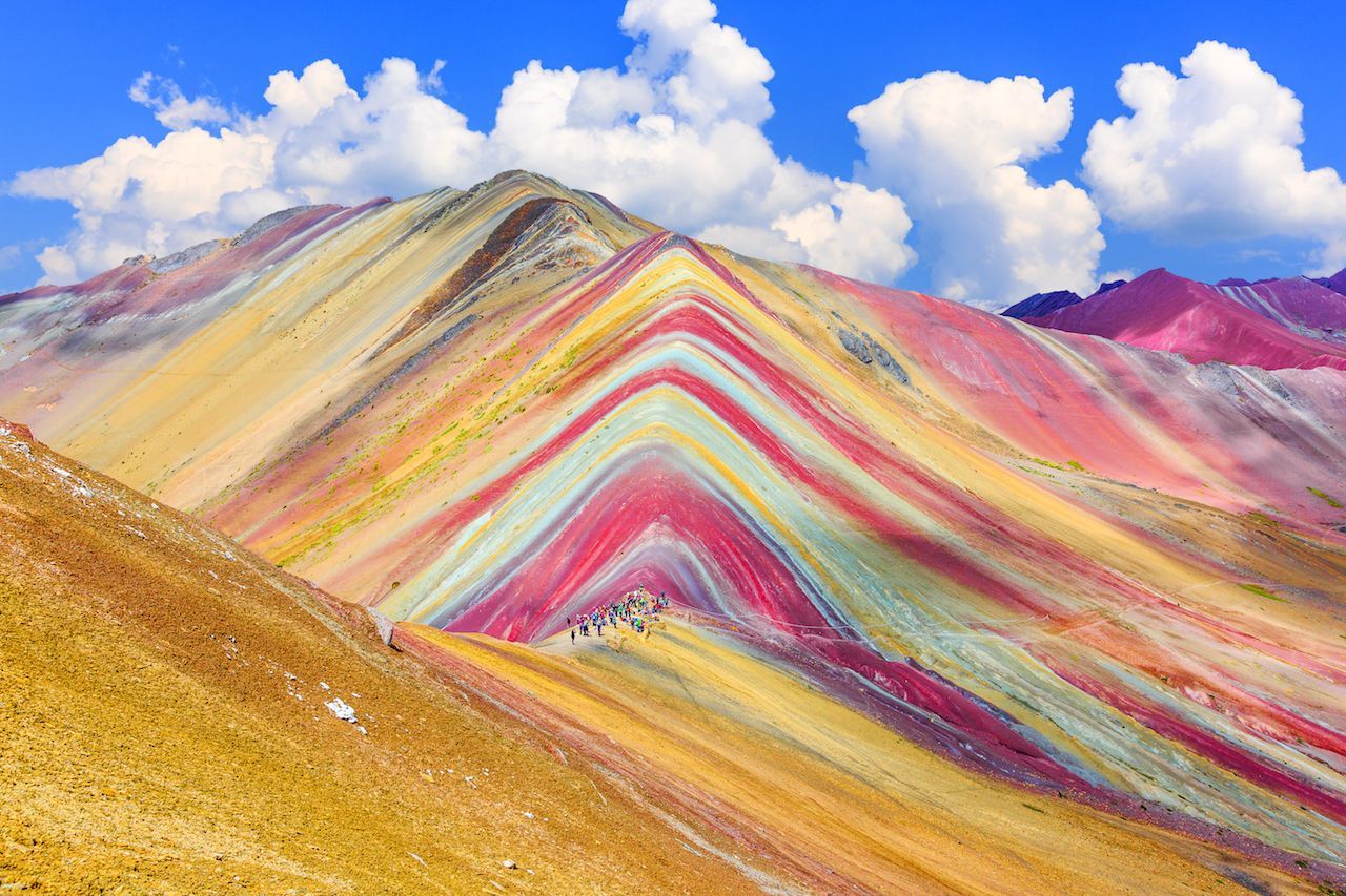 Der Vinicunca im Süden Perus wird auch "Rainbow Mountain" genannt: Die Plattentektonik drückte die  horizontal angelegten Sedimentschichten fast in die Senkrechte.  