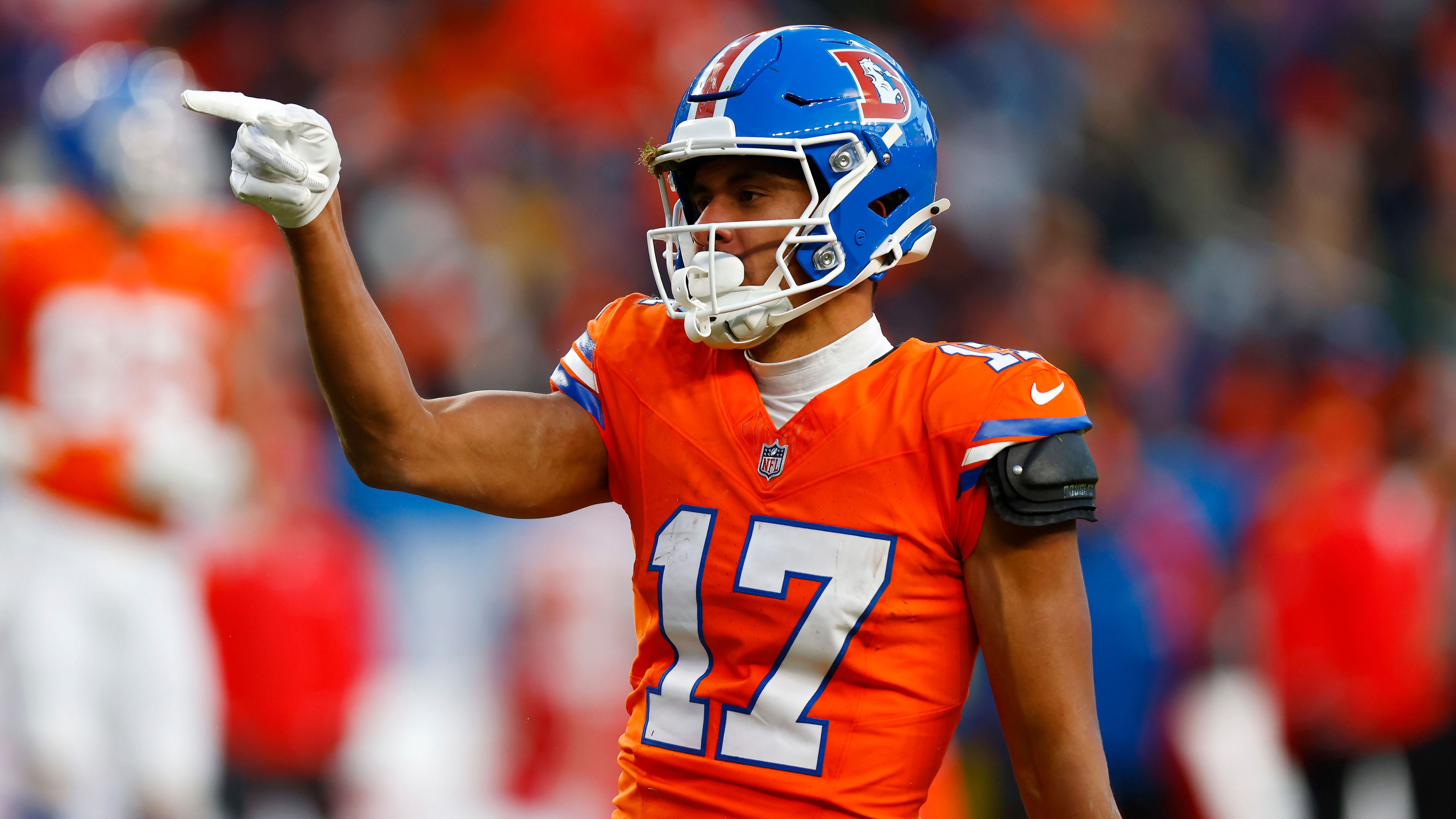 <strong>Devaughn Vele (New Orleans Saints)</strong><br>Die Saints haben sich Verstärkung auf der Wide-Receiver-Position geholt: Wie "ESPN" berichtet, kommt von den Denver Broncos per Trade Devaughn Vele. Im Gegenzug erhält Denver einen Viertrunden- und einen Siebtrundenpick. Der 27-jährige Passempfänger war 2024 in der siebten Runde gedraftet worden. In seiner Rookie-Saison kam er in 13 Spielen auf 41 Catches für 475 Yards und 3 Touchdowns.