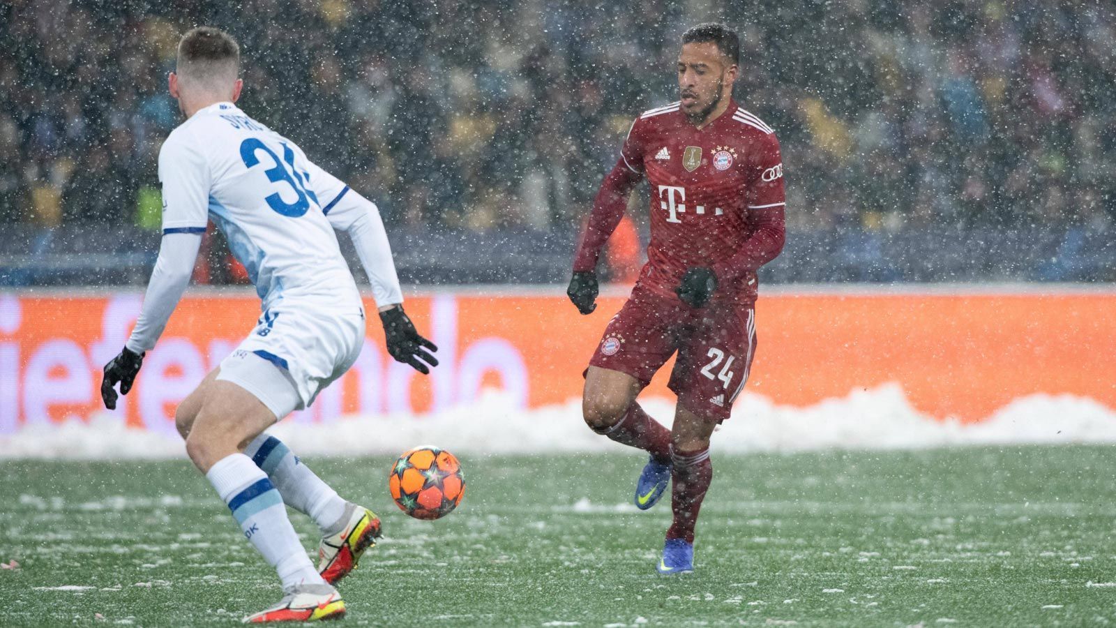 
                <strong>Corentin Tolisso</strong><br>
                Wurde gleich zu Beginn hart von Goretzka abgeschossen, steckte den Tiefschlag aber gut weg. Zunächst nicht so präsent wie Goretzka im defensiven Mittelfeld, trotzdem zeigte Tolisso eine sehr solide Leistung. Der Franzose hatte kurz vor der Halbzeit noch eine gute Chance, die aber von Dynamo-Keeper Buchchan stark pariert wurde. ran-Note: 3
              