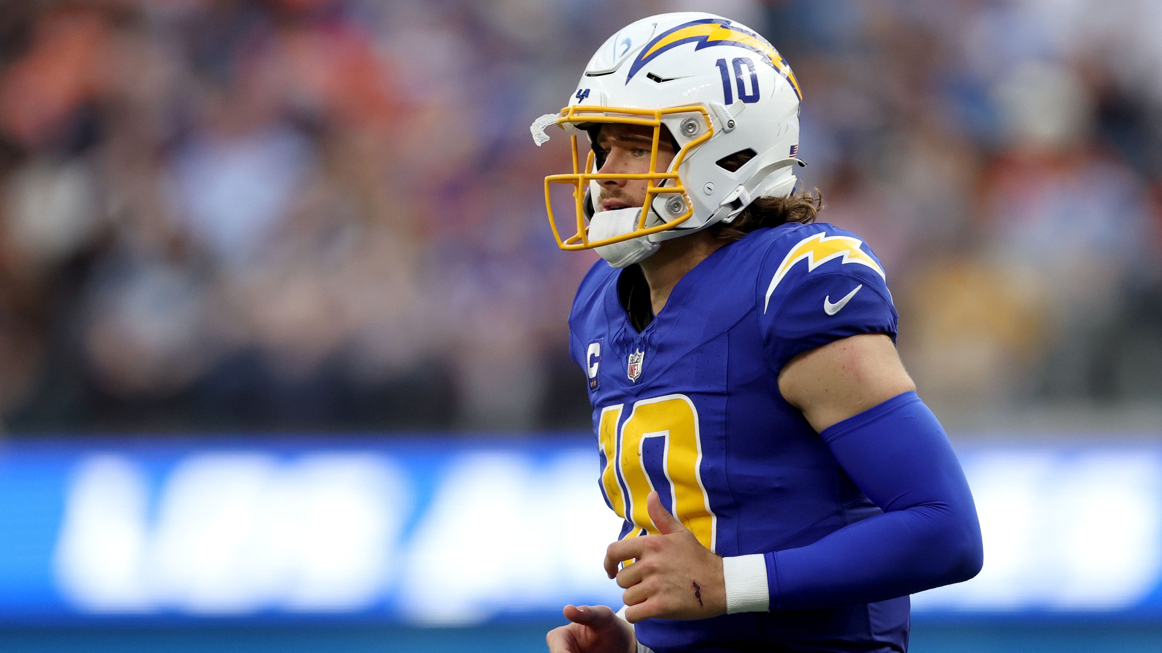 <strong>Los Angeles Chargers</strong><br>
                - Justin Herbert, Quarterback, Jahresgehalt: 52,5 Mio. Dollar<br>- Joey Bosa, Linebacker, Jahresgehalt: 20,18 Mio. Dollar<br>- Khalil Mack, Linebacker, Jahresgehalt: 19,2 Mio. Dollar<br>- Derwin James, Safety, Jahresgehalt: 19,133 Mio. Dollar<br>- Corey Linsley, Center, Jahresgehalt: 12,5 Mio. Dollar