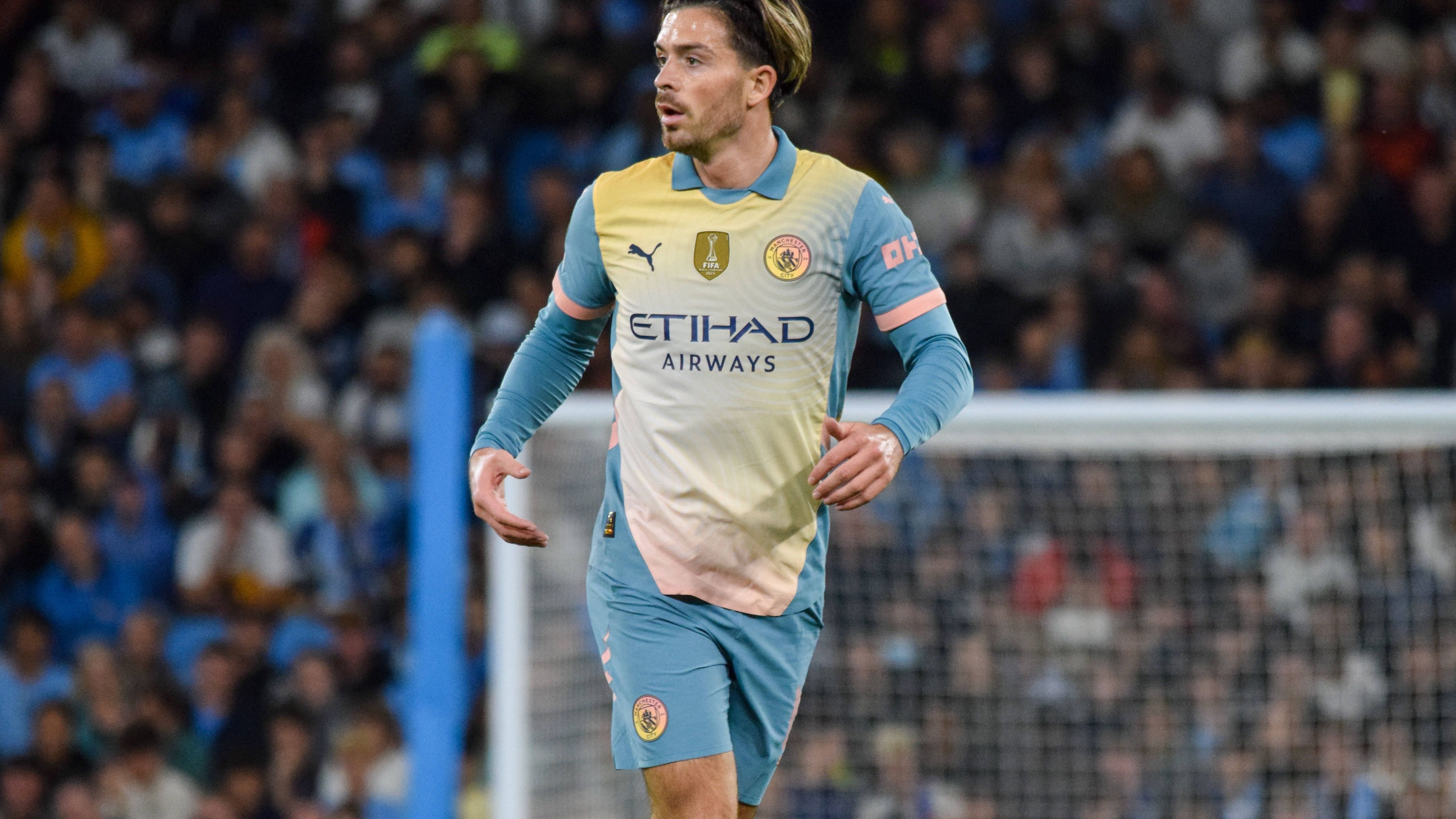<strong>Jack Grealish (Manchester City)</strong><br>ManCity will Jack Grealish offenbar so dringend loswerden, dass sie sogar hohe Verluste in Kauf nehmen. Laut Medienberichten aus England würde City den 29-jährigen Flügelspieler ab einem Angebot von 40 Millionen Pfund (ca. 46 Millionen Euro) verkaufen. Der Flügelspieler, der vergangene Saison nur drei Tore erzielte, wurde 2021 für 117,5 Millionen Euro von Aston Villa verpflichtet. Das wäre ein Verlust von 71,5 Millionen Euro.
