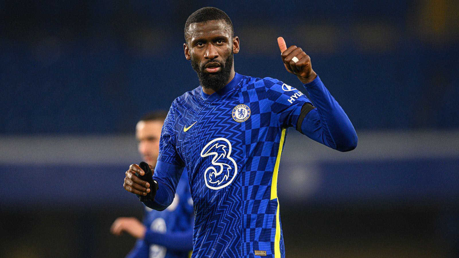 
                <strong>Antonio Rüdiger (FC Chelsea)</strong><br>
                Auch der Vertrag von Antonio Rüdiger läuft im Sommer aus. Zwar würde Rüdiger als deutscher Nationalspieler gut ins Münchener Beuteschema passen, allerdings bemüht sich auch der FC Chelsea um einen Verbleib seines Abwehrchefs. Zuletzt bestätigte Trainer Thomas Tuchel entsprechende Gespräche. Rüdiger selbst wolle bei seiner Entscheidung auch auf seine Familie hören, da sich diese in London sehr wohl fühlen soll. Ein Knackpunkt könnten die Verhandlungen um das Gehalt werden. Laut "Daily Mail" wolle Rüdiger sein aktuelles Jahresgehalt von sechs Millionen Euro bei einem Wechsel vervierfachen. Dies könnte zu viel für das strenge Münchener Gehaltgefüge sein. 
              