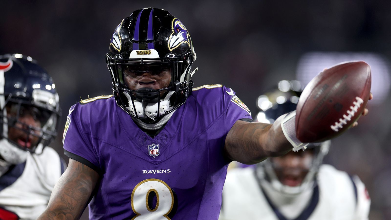 <strong>Gewinner: Lamar Jackson (Baltimore Ravens)</strong><br>Die aus den letzten Wochen hochgelobte Defense der Houston Texans fand keine Antwort auf diesen Mann. 16/22 Pässen angebracht für 152 Yards, zwei Touchdown-Pässe, zwei Mal selbst zu einem Score gelaufen und 100 Rushing Yards erzielt. <a data-li-document-ref="347163" href="https://www.ran.de/sports/baltimore-ravens-lamar-jackson-fokus-leistung-rekord-statistiken-receiver-obj-flowers-playoffs-347163">Beim 34:10-Sieg der Ravens war der vielleicht kommende MVP nicht zu stoppen</a>. Pure Dominanz!