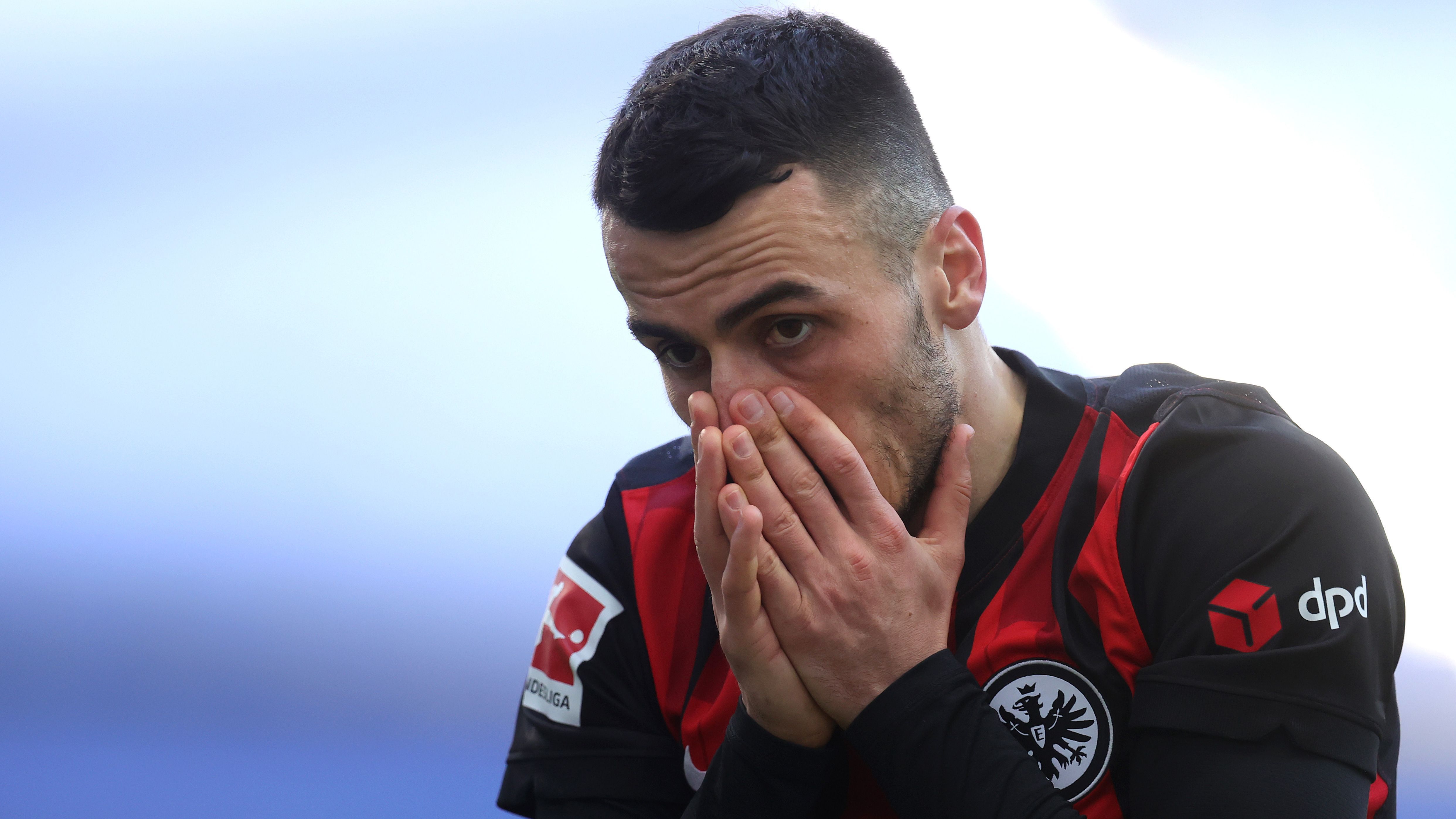 
                <strong>GEPLATZT: Filip Kostic von Eintracht Frankfurt zu Lazio Rom</strong><br>
                Der Wechsel von Linksaußen Filip Kostic von Eintracht Frankfurt zu Lazio Rom ist geplatzt. Wie die "Bild" berichtet, sollen die Italiener 10 Millionen Euro an Ablöse geboten haben. Frankurt verlangte demnach aber 15 Millionen Euro plus Boni. Nach dem Trainings-Boykott des Spielers in der vergangenen Woche und der kuriosen Mail-Panne beim Angebot der "Laziali", konnten sich die beiden Vereine nicht einigen. Nun soll der 28-Jährige trotz der zwischenzeitlichen Differenzen wieder in die Mannschaft integriert werden, wie der Verein bereits bestätigte.
              