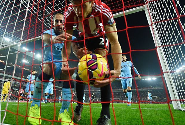 
                <strong>Sunderland vs. ManCity: Spiderman als Flitzer</strong><br>
                Englische Woche in der Premier League: Sunderland empfängt ManCity und geht überraschend mit 1:0 in Führung. Die Gäste gleichen nur zwei Minuten später aus - und die Dinge scheinen ihren Lauf zu nehmen …
              