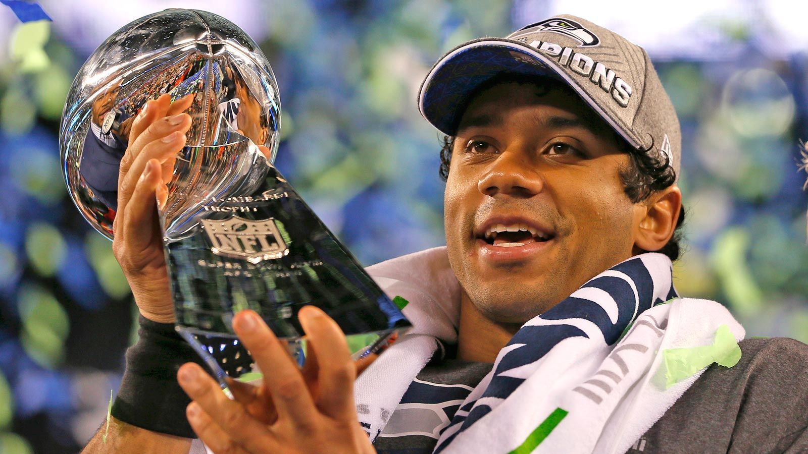 
                <strong>4. Russell Wilson mit 25 Jahren und 65 Tagen - Super Bowl XLVIII am 2. Februar 2014</strong><br>
                Beim bislang einzigen Titelgewinn von Russell Wilson überrannten die Seattle Seahwaks die Denver Broncos mit 43:8. Er steuerte 206 geworfene Yards sowie zwei Touchdowns bei. Im Jahr darauf standen Wilson und seine Seahawks erneut im Super Bowl, verloren allerdings durch eine Interception von Wilson kurz vor Schluss gegen die New England Patriots. 
              