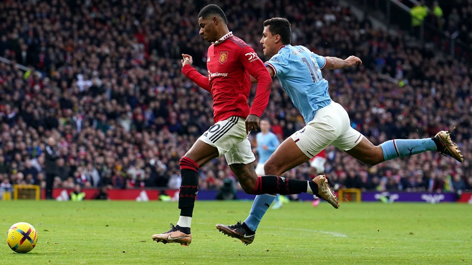 
                <strong>Marcus Rashford (Manchester United)</strong><br>
                Fügt sich gleich zu Spielbeginn bei einem Sprung in den Rücken von Akanji selbst Schmerzen zu. Kurz vor der Pause prallt er bei dem Versuch, einen verloren gegangenen Ball wieder zu erobern, gegen Walker und muss behandelt werden. Arbeitet immer wieder fleißig nach hinten und hilft der Abwehr in einer brenzligen Situation mit einem Befreiungsschlag. Vor dem Tor vergibt er mehr als nur eine Chance. Ist nach der Pause kaum mehr wiederzuerkennen und nur noch selten in das Spiel eingebunden. Dann die Wende: In der 82. Minute dreht er mit seinem Treffer zum 2:1 die Partie. Rashford hat damit in neun Heimspielen in Folge getroffen. ran-Note: 2
              