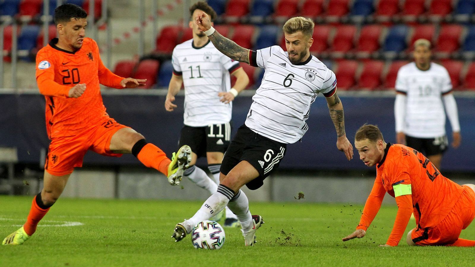 
                <strong>U21-EM: Halbfinalgegner Niederlande im ran-Check</strong><br>
                Im Elfmeterschießen setzte sich die deutsche Mannschaft gegen Dänemark im Viertelfinale der EM-Qualifikation durch und zog dadurch ins Halbfinale ein. Dort kommt es zum Duell mit dem Erzrivalen Niederlande (Do., ab 20:15 Uhr live auf ProSieben und ran.de). Doch wie stark ist die U21-"Elftal", die Topfavorit Frankreich ausgeschaltet hat, und wer sind dort die Schlüsselspieler? ran macht den Check vor dem Halbfinal-Kracher.
              