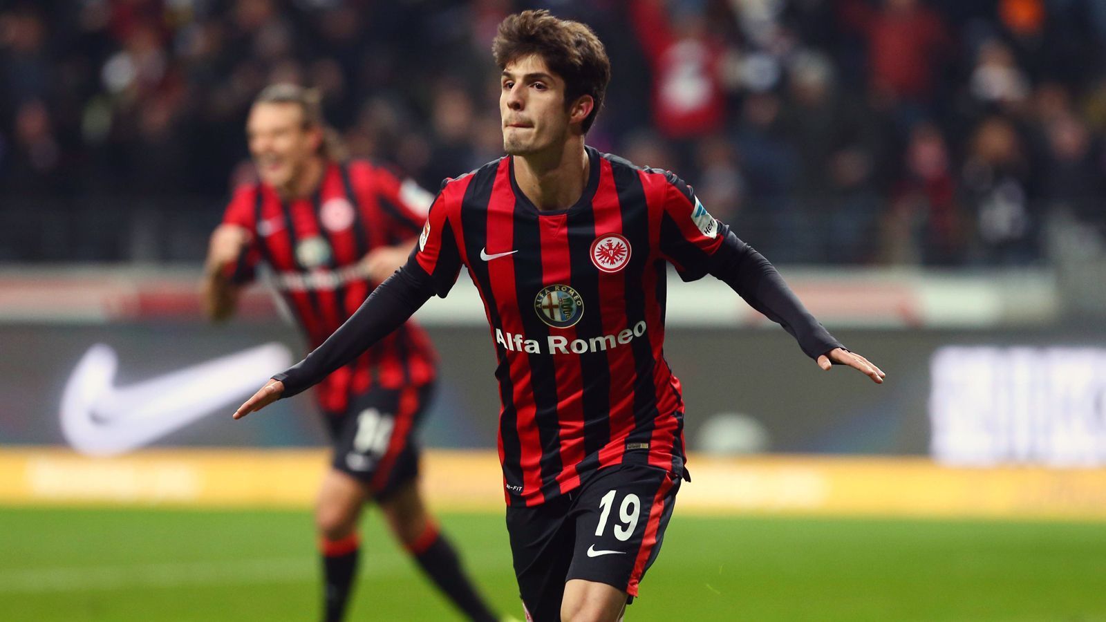 
                <strong>Lucas Piazon (Eintracht Frankfurt)</strong><br>
                Kein wirklicher Gewinn war die Leihe von Lucas Piazon nach Frankfurt. Der Brasilianer sollte in der Saison 2014/15 beim Bundesligisten Spielpraxis sammeln, um sich so langfristig für Chelsea anzubieten. So wirklich hat das aber nicht geklappt. Dem Offensivspieler gelangen bei 23 Einsätzen für die Hessen lediglich zwei Treffer und so trennten sich nach einem Jahr die Wege schon wieder. Für Piazon sollten Leihen in den darauffolgenden Jahren die Regel bleiben, insgesamt wurde er sieben Mal von Chelsea bei anderen Klubs geparkt, den Durchbruch schaffte er so bei den Londonern natürlich nie. Derzeit spielt der 28-Jährige wieder in seiner Heimat für Botafogo - auf Leihbasis, ausgeliehen von Stammklub Braga, wohin er Anfang 2021 wechselte.
              